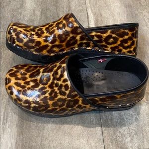 NWOT Sainta cheetah nursing clogs